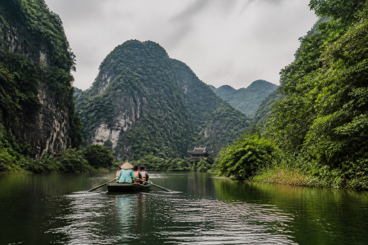 Passeio de barco entre as formações calcárias de Ninh Binh